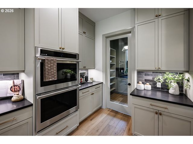 2424 GLENMORRIE Dr, Lake Oswego, OR 97034