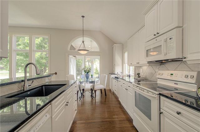 812 W 132nd Terrace, Kansas City, MO 64145