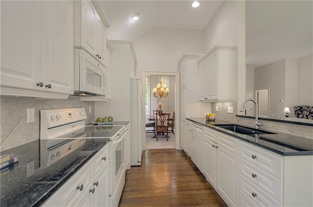 812 W 132nd Terrace, Kansas City, MO 64145