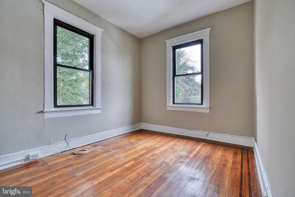 Image 10 of property listing at 2111 PARK AVE, Baltimore, MD 21217