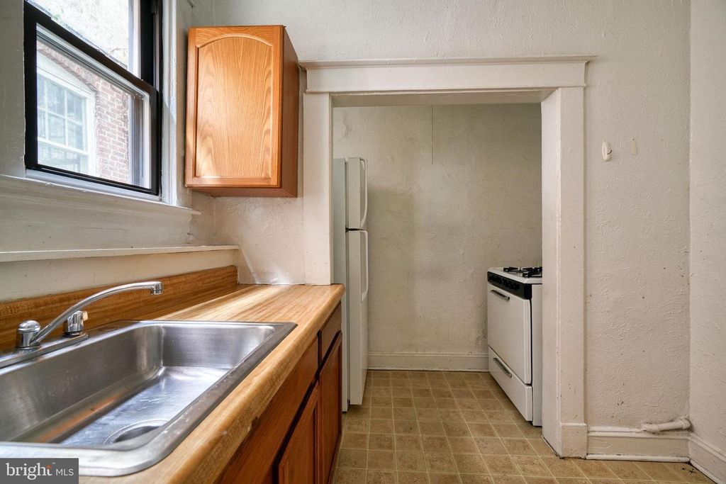 Image 15 of property listing at 2111 PARK AVE, Baltimore, MD 21217