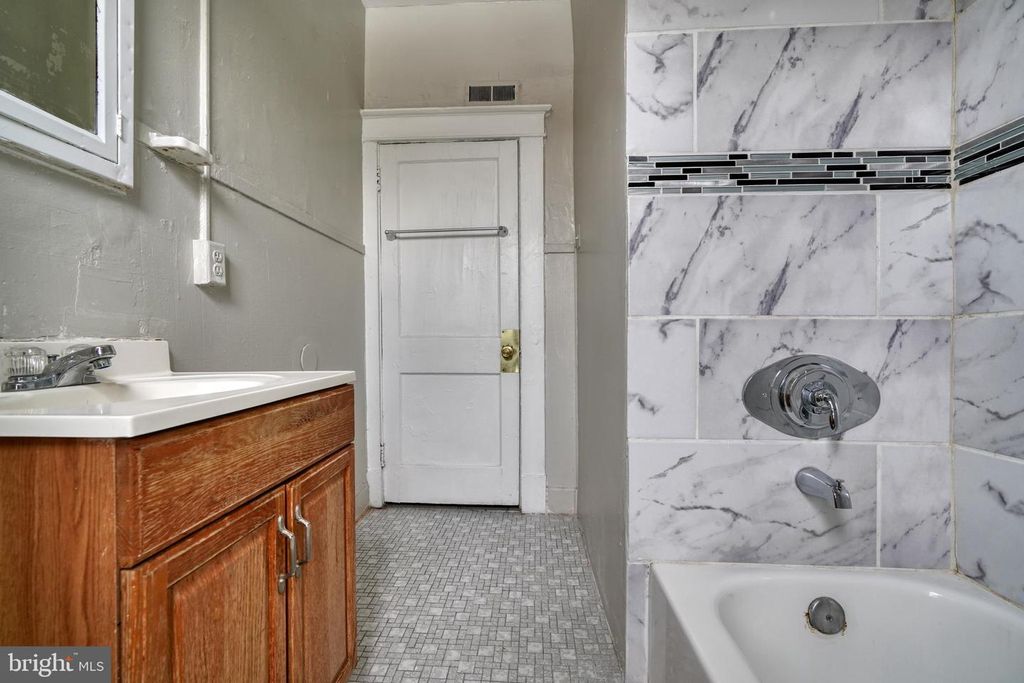 Image 5 of property listing at 2111 PARK AVE, Baltimore, MD 21217