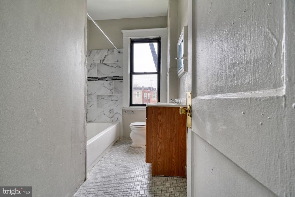 Image 7 of property listing at 2111 PARK AVE, Baltimore, MD 21217