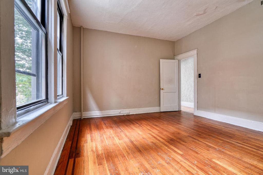Image 8 of property listing at 2111 PARK AVE, Baltimore, MD 21217