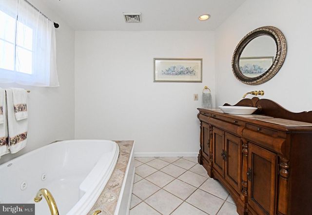 528 BERKLEY AVE, Jenkintown, PA 19046