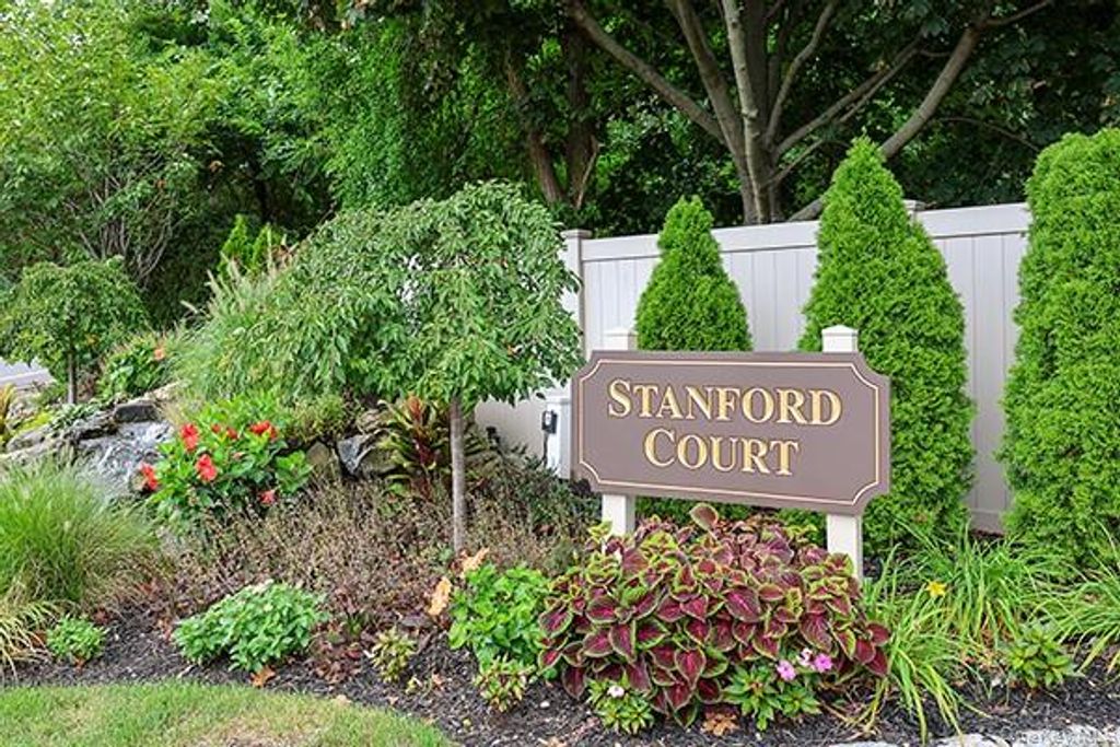 11 Stanford Court B, Wantagh, NY 11793 — exterior