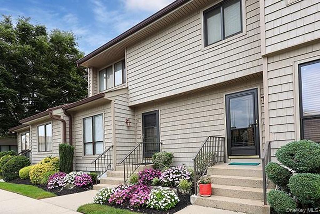 11 Stanford Court B, Wantagh, NY 11793 — photo 2