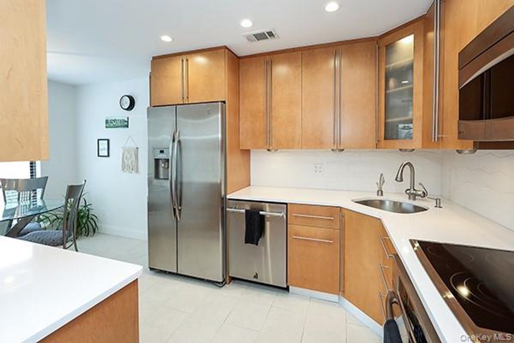 11 Stanford Court B, Wantagh, NY 11793 — photo 4