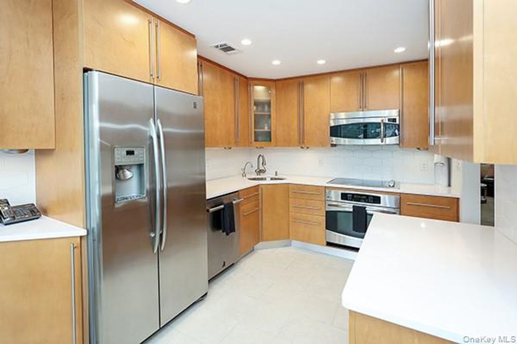 11 Stanford Court B, Wantagh, NY 11793 — photo 5