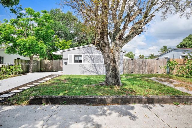 1530 N 69th Way, Hollywood, FL 33024