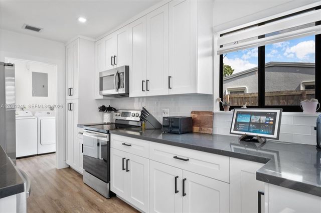 1530 N 69th Way, Hollywood, FL 33024