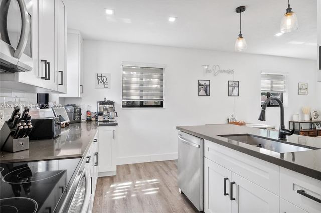 1530 N 69th Way, Hollywood, FL 33024