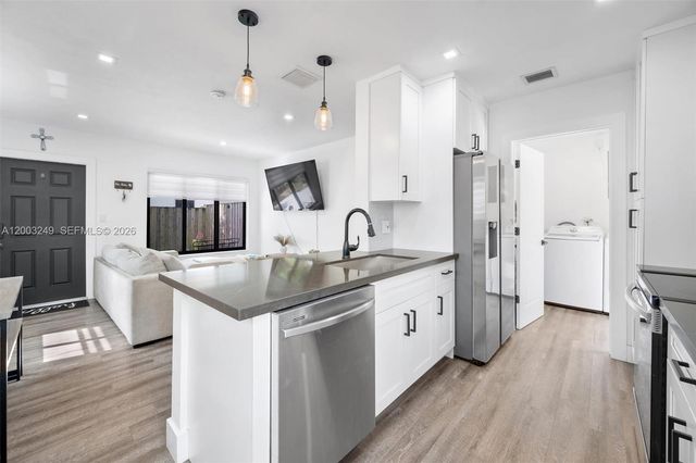 1530 N 69th Way, Hollywood, FL 33024