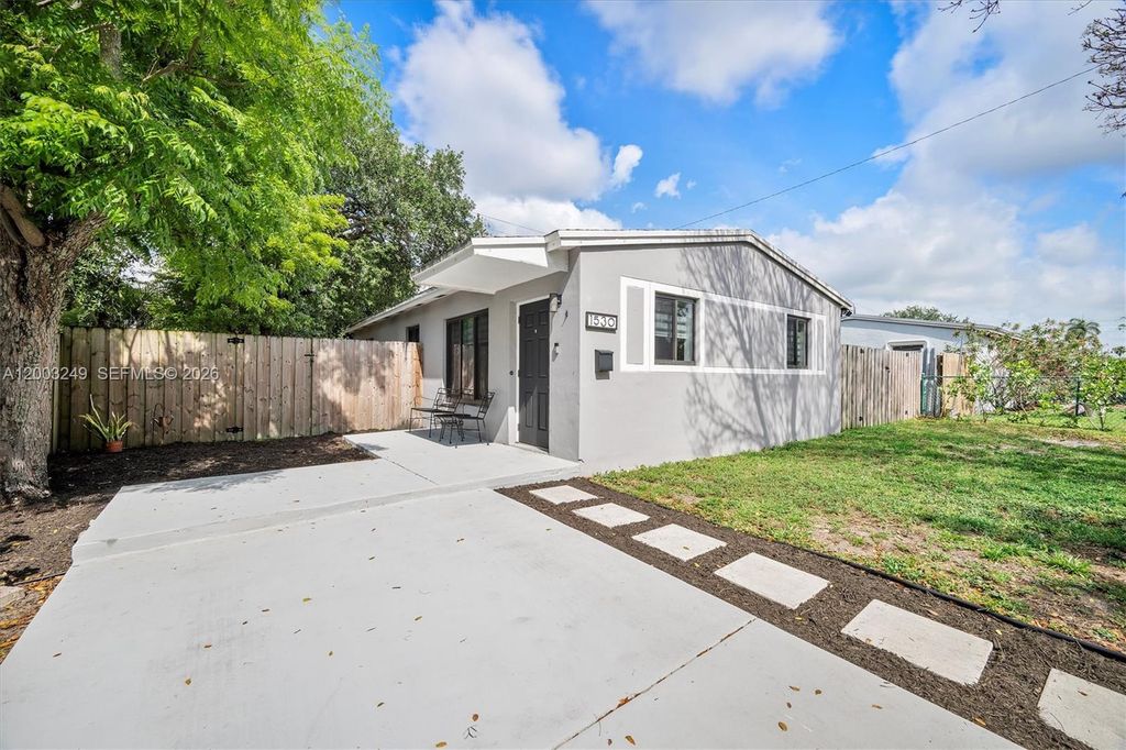 1530 N 69th Way, Hollywood, FL 33024