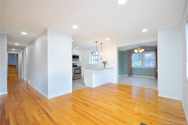 44 Simsbury Manor Drive, Simsbury, CT 06089