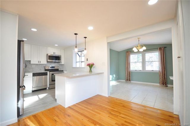 44 Simsbury Manor Drive, Simsbury, CT 06089