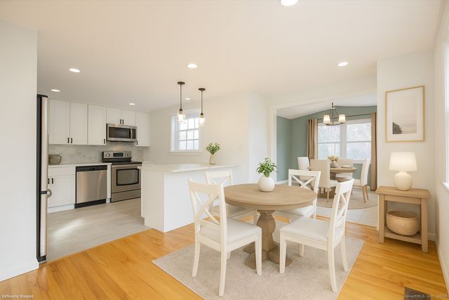 44 Simsbury Manor Drive, Simsbury, CT 06089