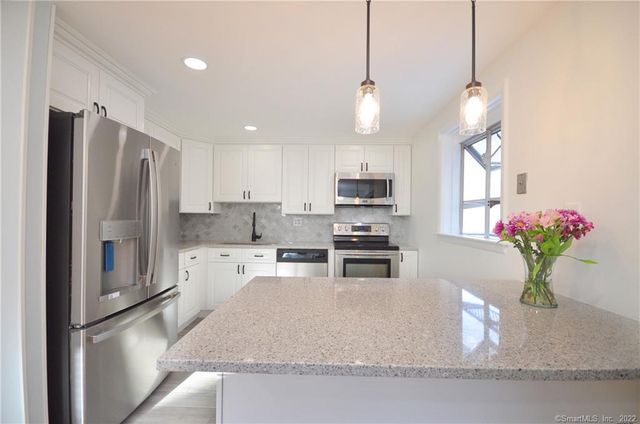 44 Simsbury Manor Drive, Simsbury, CT 06089