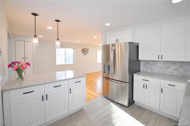 44 Simsbury Manor Drive, Simsbury, CT 06089