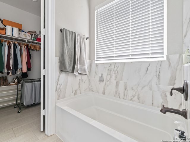 132 medium meadow, Lytle, TX 78052