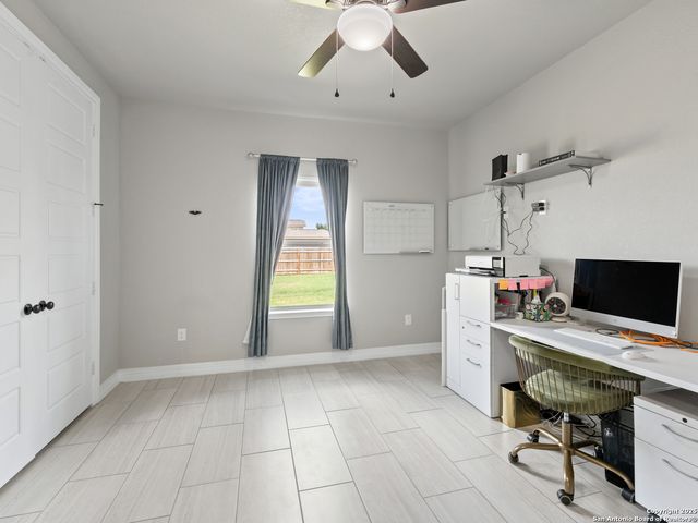 132 medium meadow, Lytle, TX 78052