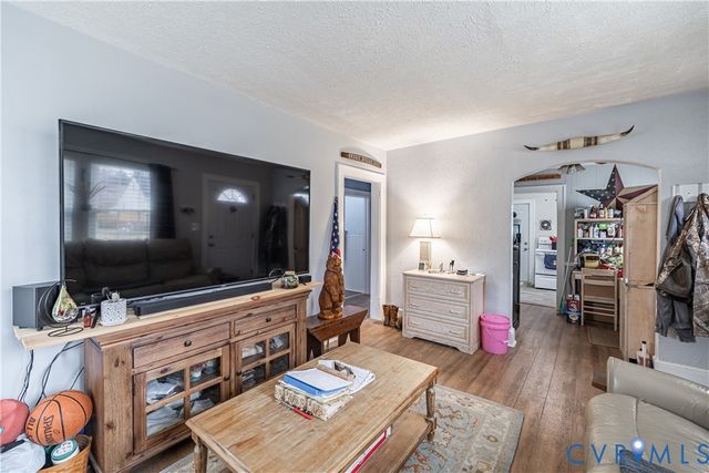 911 Floral Ave, Colonial Heights, VA 23834