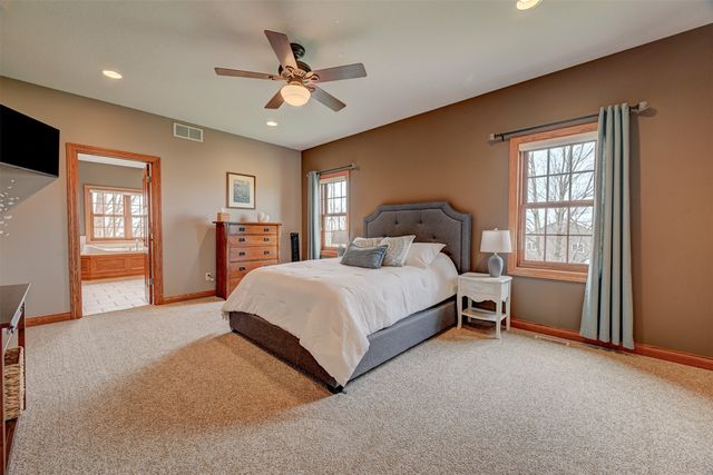 755 S 29th Avenue E, Newton, IA 50208