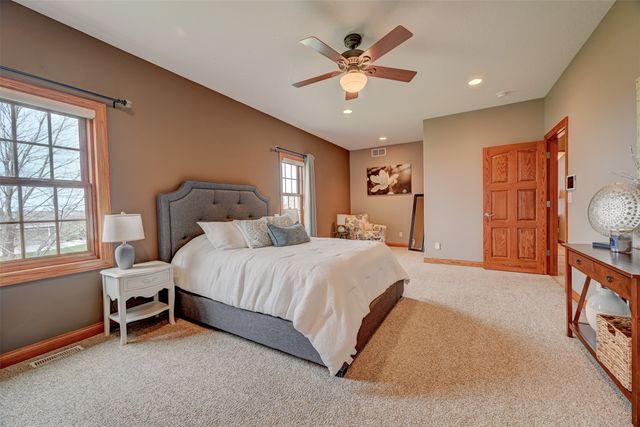 755 S 29th Avenue E, Newton, IA 50208