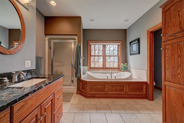 755 S 29th Avenue E, Newton, IA 50208