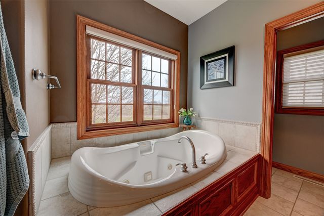 755 S 29th Avenue E, Newton, IA 50208