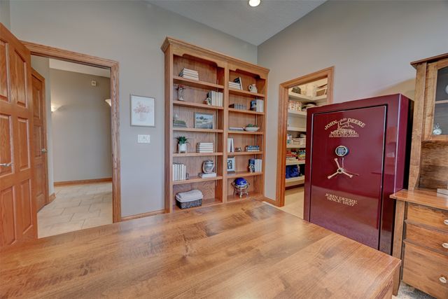 755 S 29th Avenue E, Newton, IA 50208