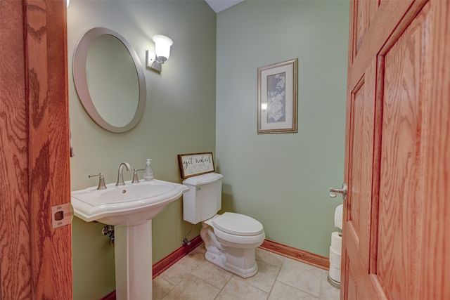755 S 29th Avenue E, Newton, IA 50208