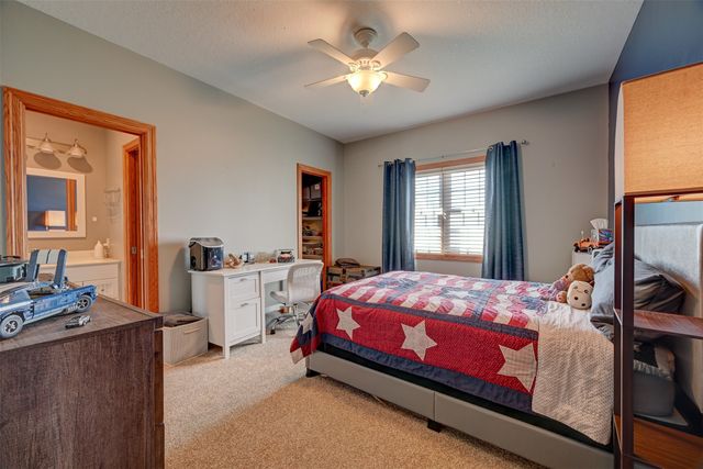 755 S 29th Avenue E, Newton, IA 50208