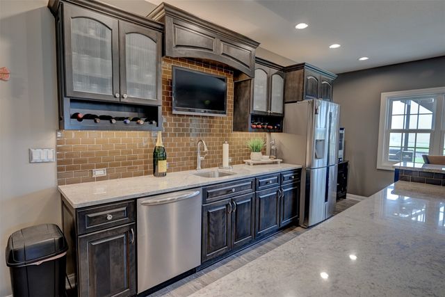 755 S 29th Avenue E, Newton, IA 50208