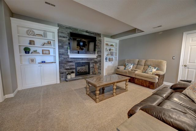 755 S 29th Avenue E, Newton, IA 50208