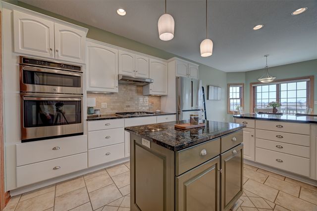 755 S 29th Avenue E, Newton, IA 50208