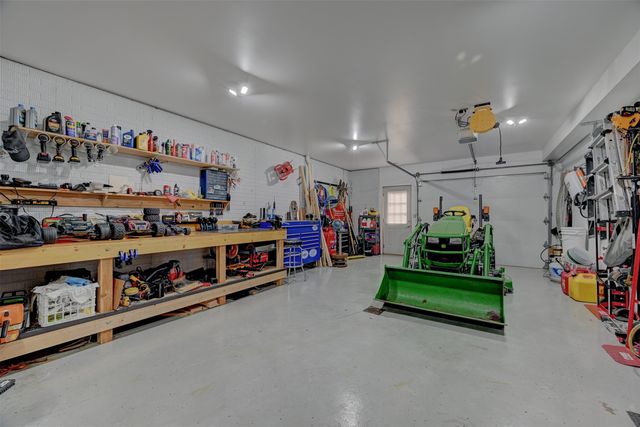 755 S 29th Avenue E, Newton, IA 50208