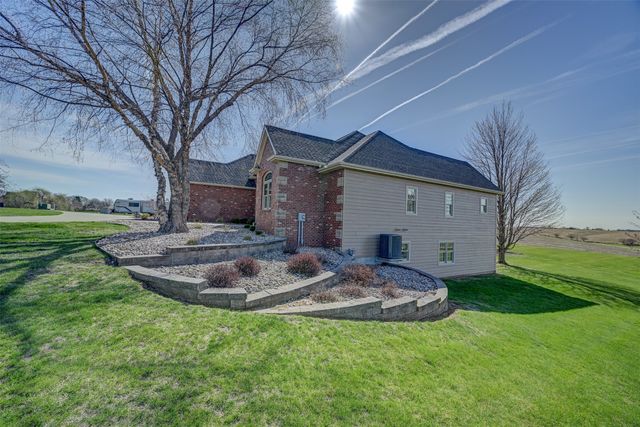 755 S 29th Avenue E, Newton, IA 50208