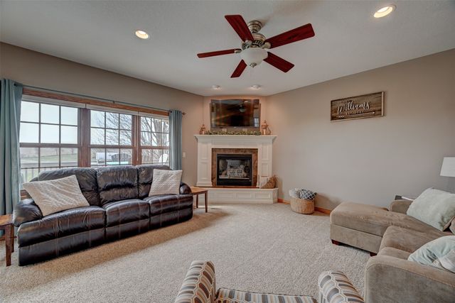 755 S 29th Avenue E, Newton, IA 50208