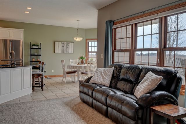 755 S 29th Avenue E, Newton, IA 50208