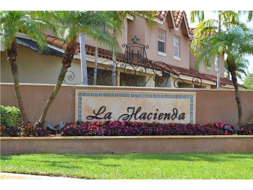 18352 NW 68th Avenue H, Hialeah, FL 33015