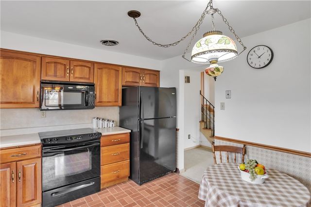 105 Northumberland Dr., Hempfield Twp, PA 15642