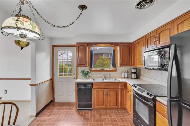 105 Northumberland Dr., Hempfield Twp, PA 15642