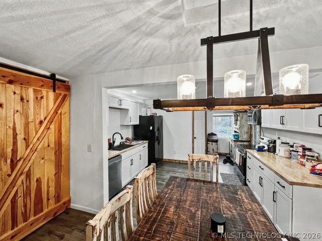 17902 E 688 Road, Tahlequah, OK 74464