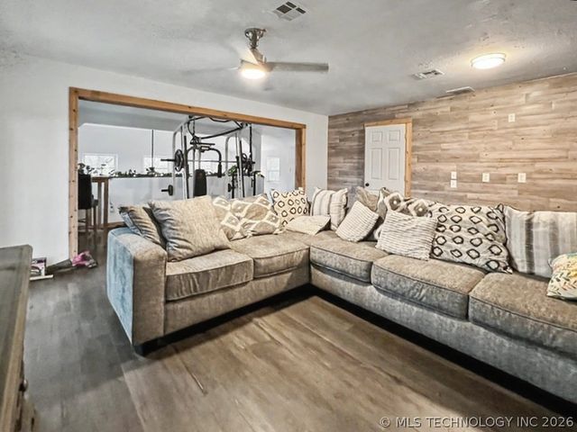 17902 E 688 Road, Tahlequah, OK 74464