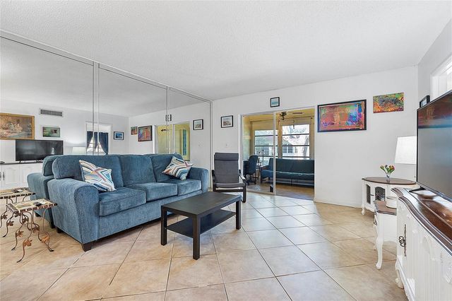 5621 SW 2nd Court 201, Margate, FL 33068