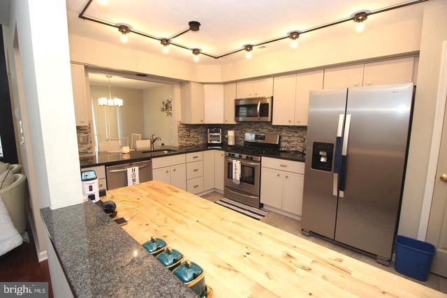 36 HONEY LOCUST LN, Newtown, PA 18940