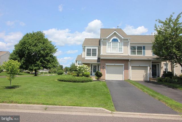 36 HONEY LOCUST LN, Newtown, PA 18940