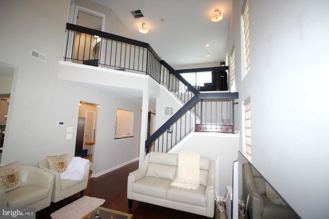 36 HONEY LOCUST LN, Newtown, PA 18940
