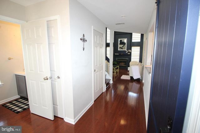 36 HONEY LOCUST LN, Newtown, PA 18940